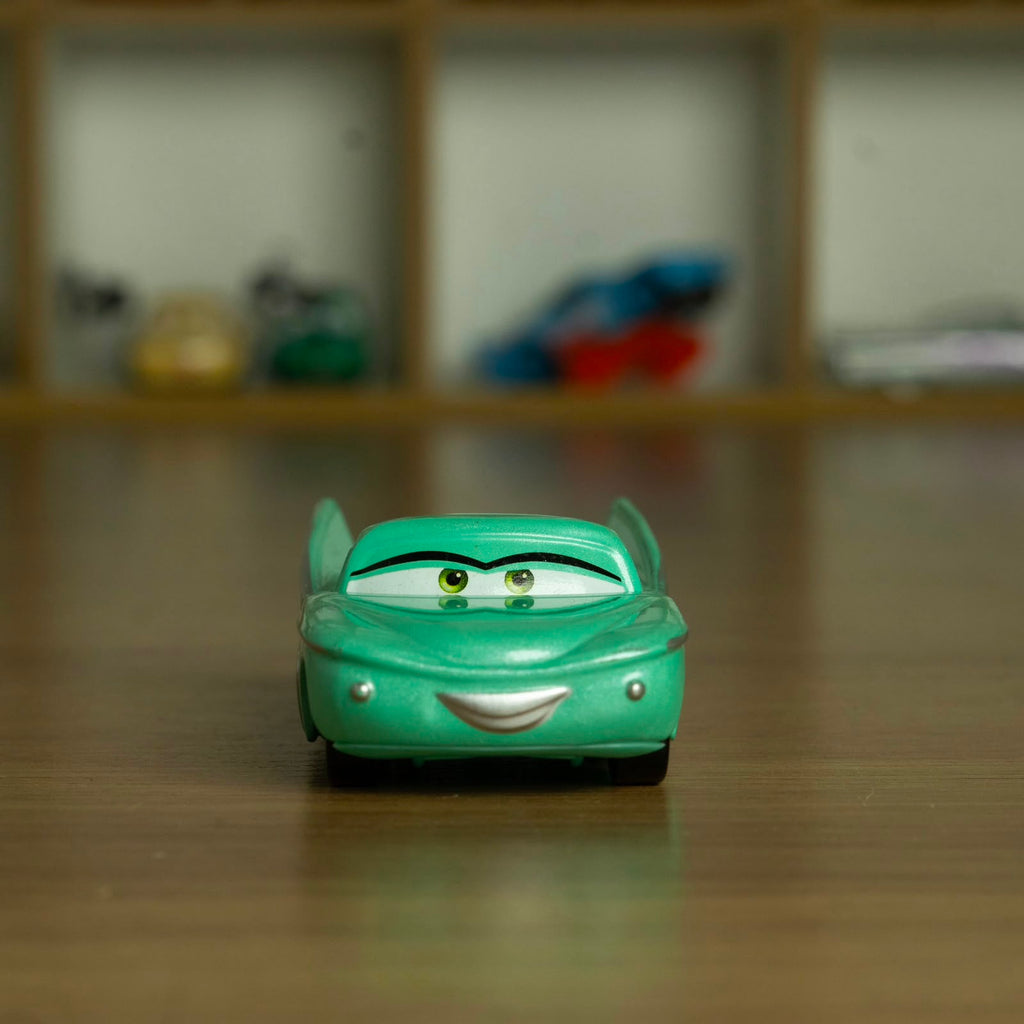 Flo (Loose) Cars Disney Pixar - Mattel Miniatura Carros