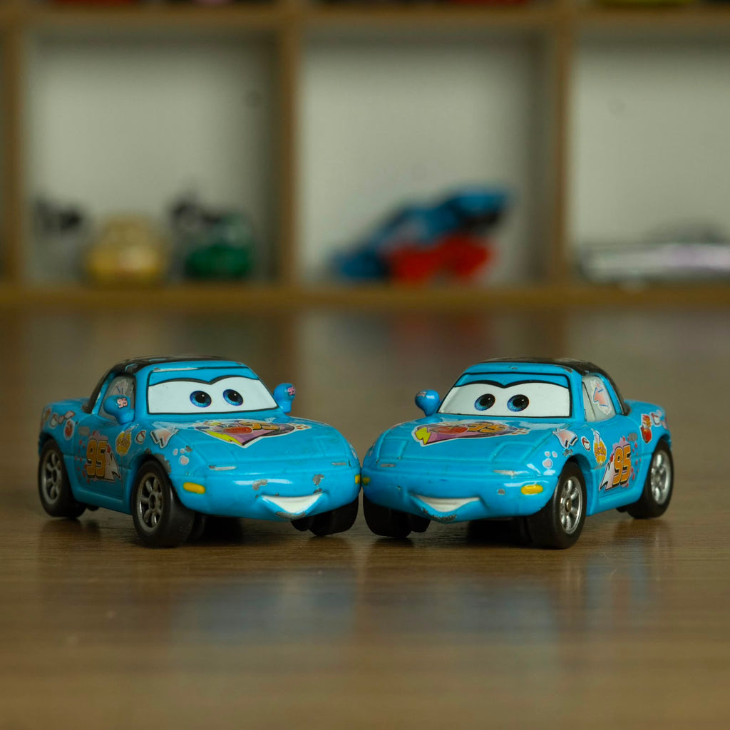 Mia e Tia Torcedoras Dinoco (Loose) Cars Disney Pixar - Mattel Miniatura Carros