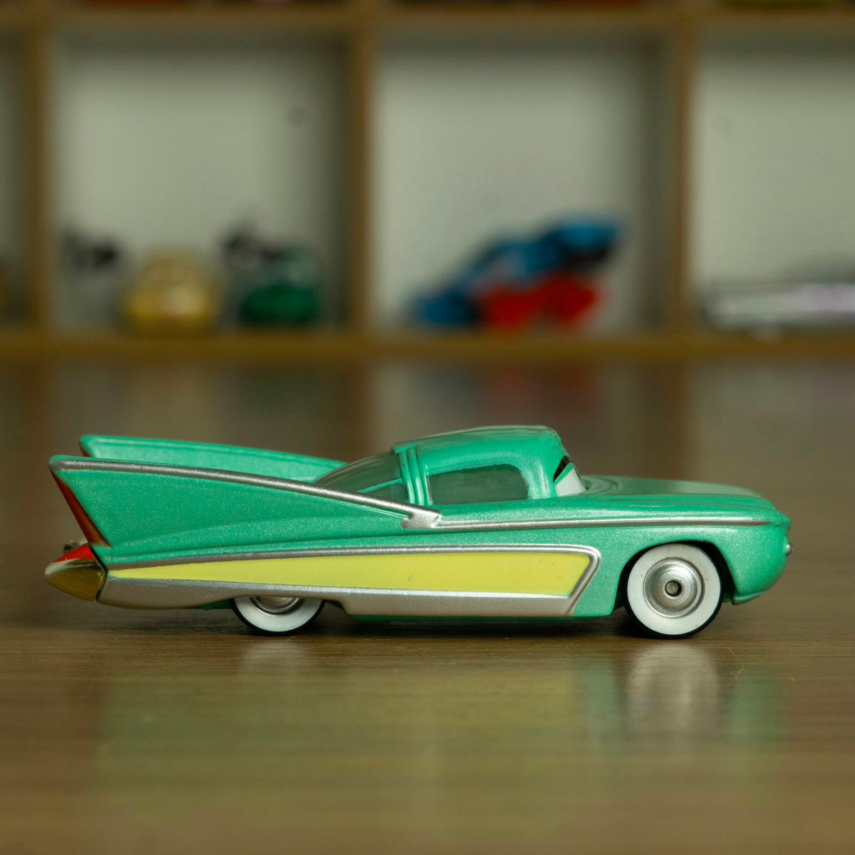 Flo (Loose) Cars Disney Pixar - Mattel Miniatura Carros